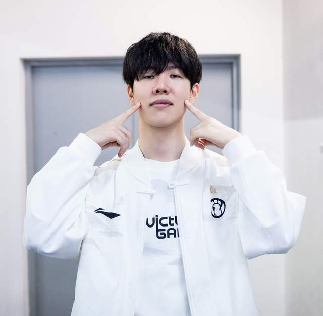 Rookie爆冷击败DWG，势不可挡引爆全场！的简单介绍